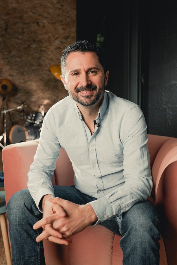 Julien peron Fondateur de la marque "Innovation en Éducation" qui regroupe un congrès, un magazine papier, un podcast et une académie.
